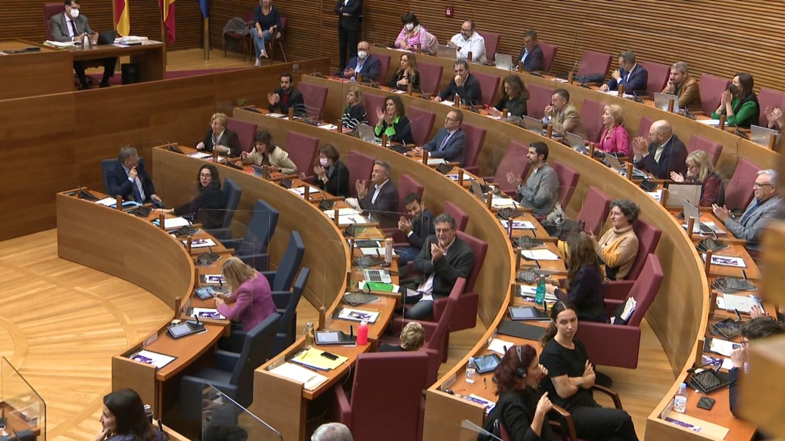 El Botànic aprova la taxa turística en les Corts amb el rebuig de l'oposició