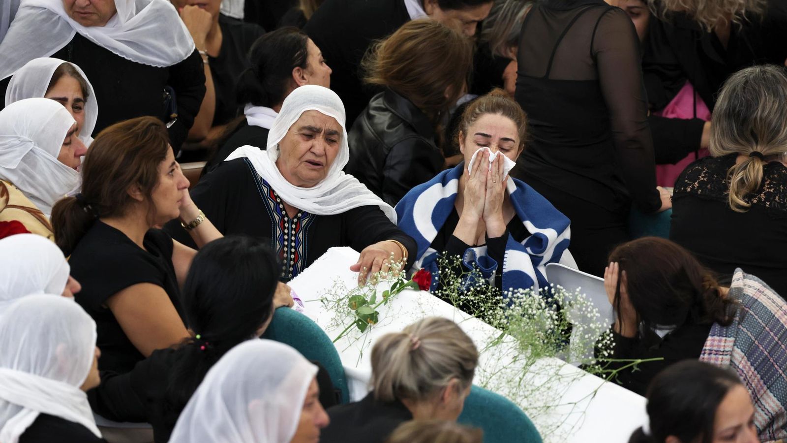 Familiars de les víctimes assisteixen al funeral dels joves morts per l'atac amb coets des del Líban, este diumenge