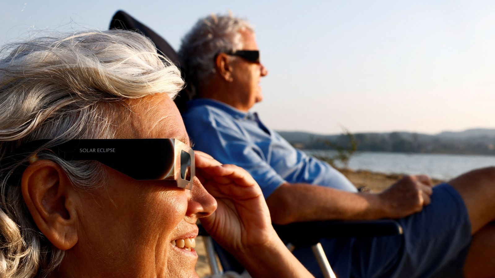Un home i una dona preparats per ac contemplar l'eclipsi