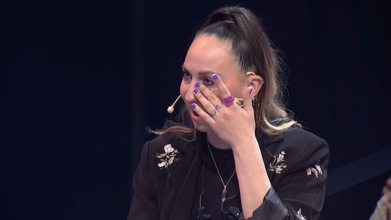 Maria la Caria plora en sentir la iaia de Sarai