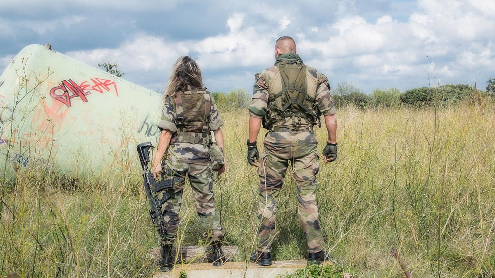 Naix una plataforma per a millorar les condicions de les dones policies i militars