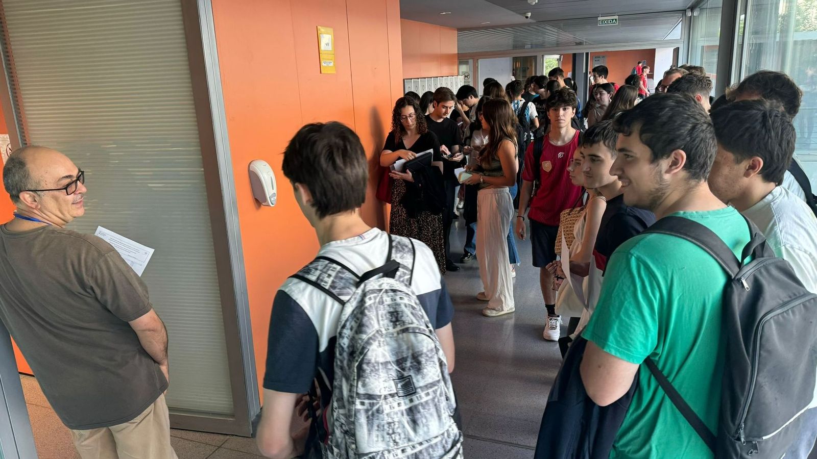 L'alumnat que afrontava la segona jornada de la prova d'accés a la universitat en un dels corredors del campus de Burjassot