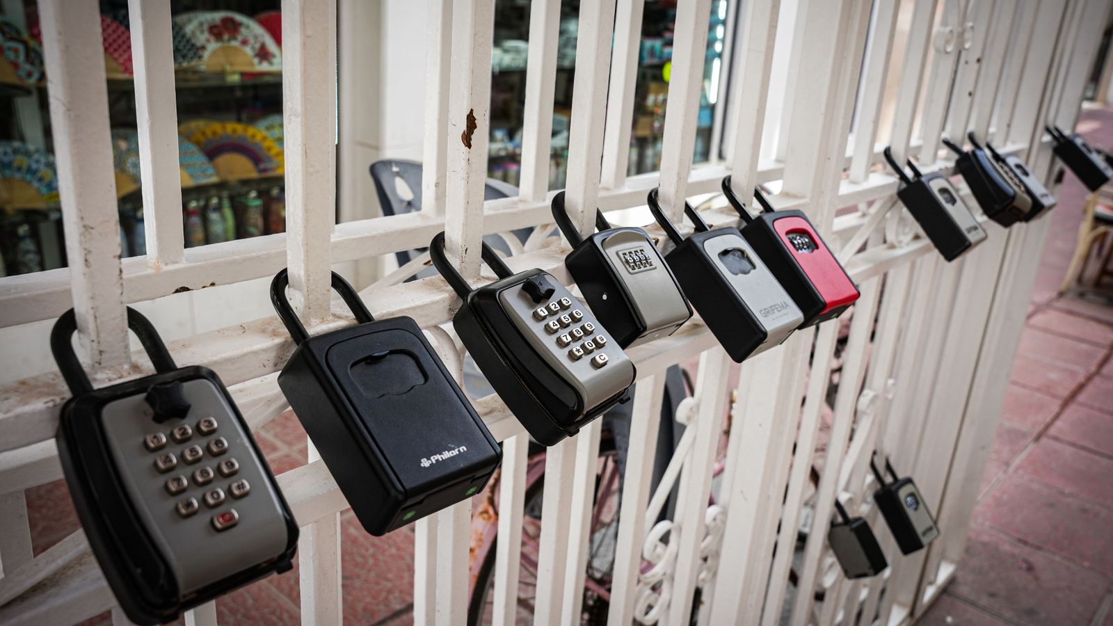 Cadenats per a accedir a apartaments turístics, en una imatge d'arxiu