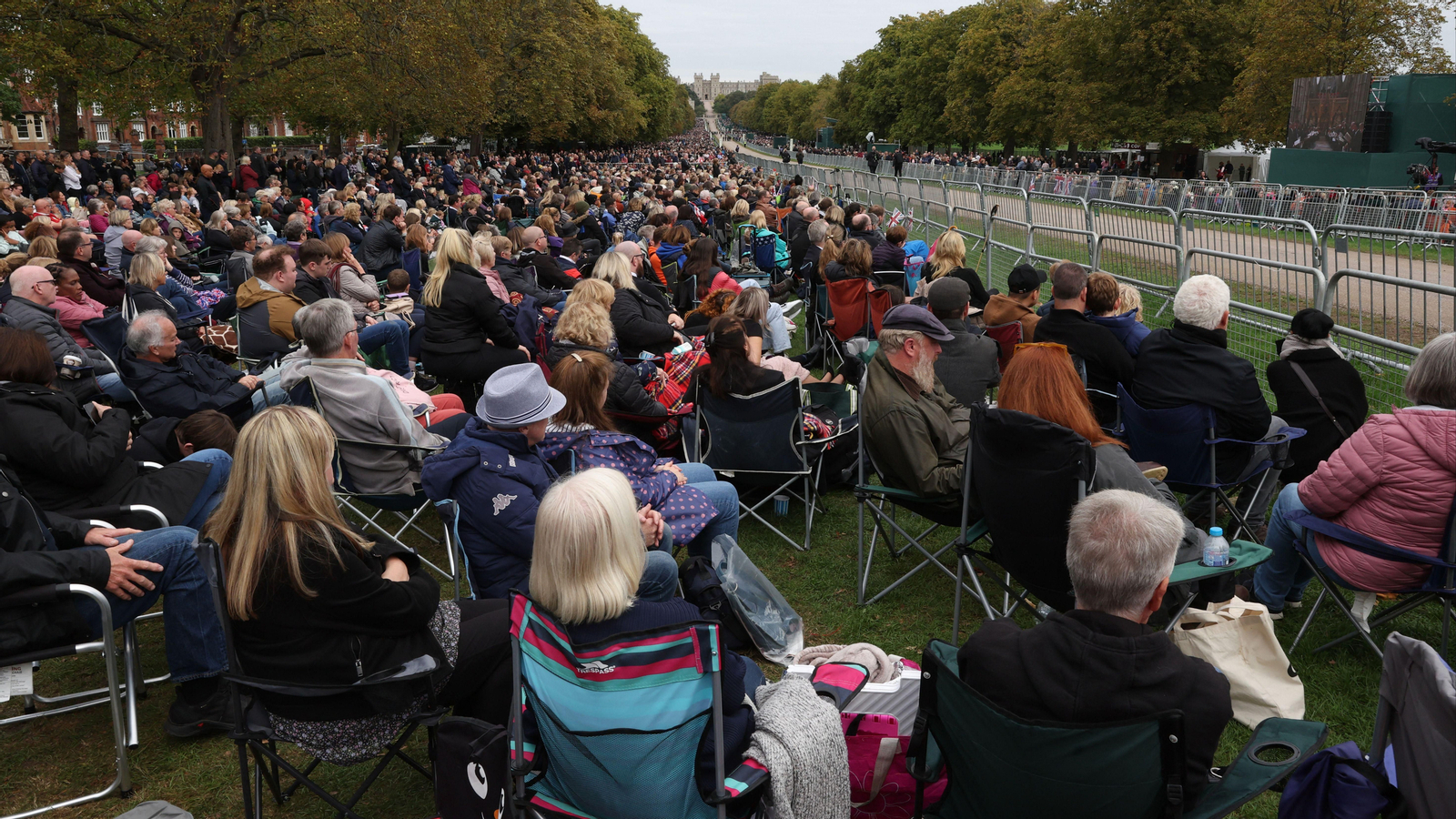 Milers i milers de persones, algunes esperant des d'aquest diumenge, han omplit els carrers de Londres per a veure el pas del seguici fúnebre