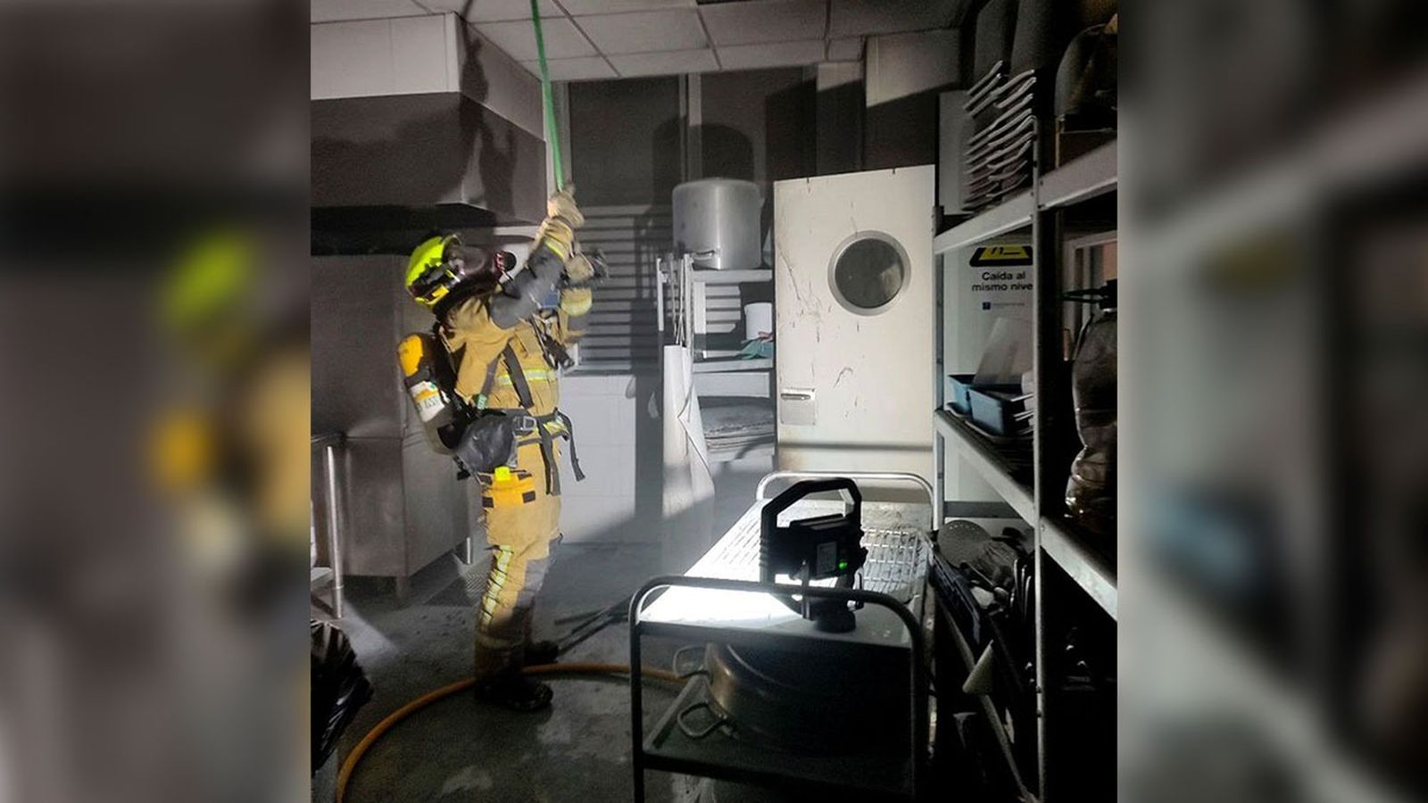 Bomber durant la interveció d'aquest diossabte a l'Hospital del Vinalopó, a Elx