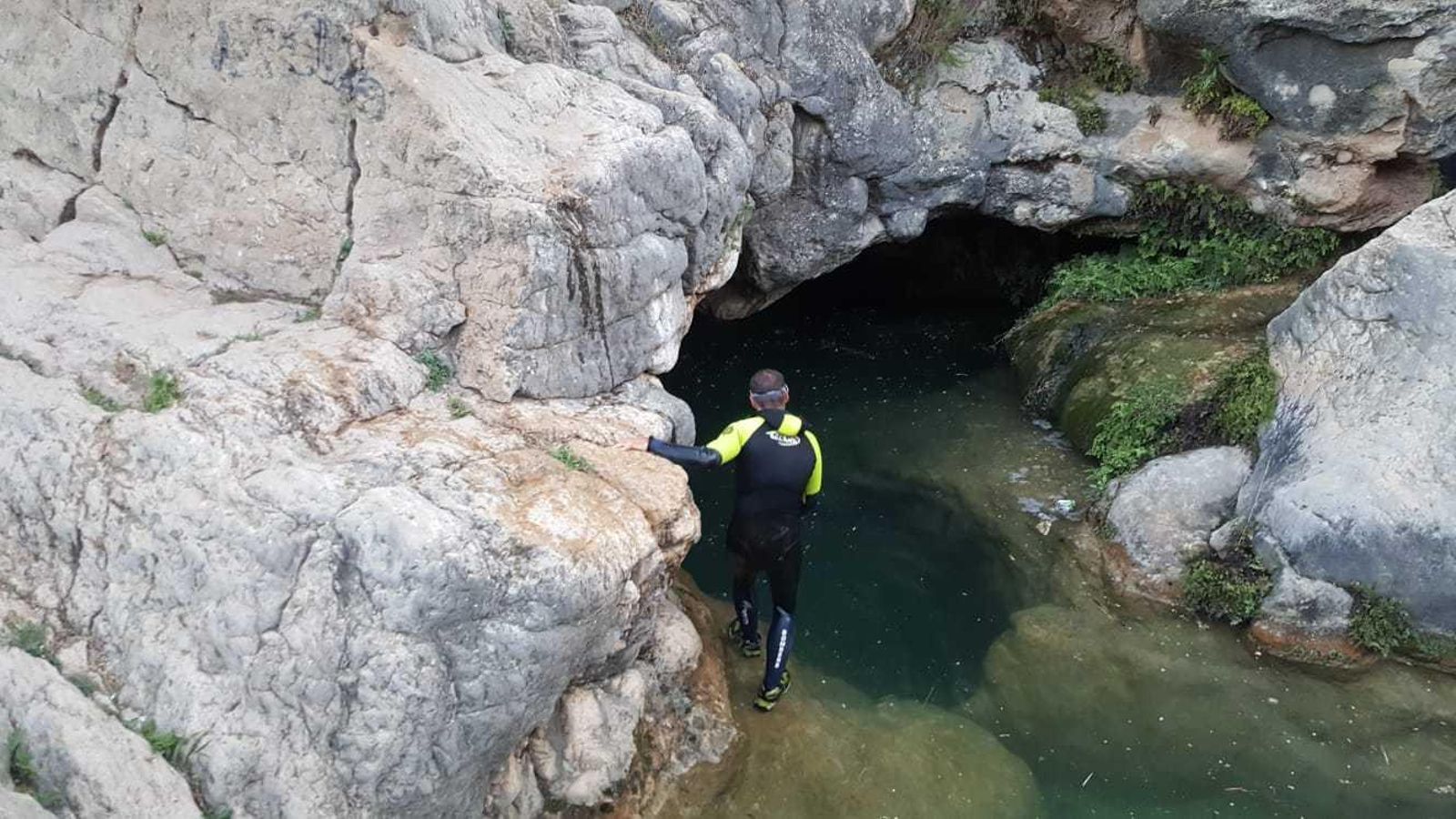 Un membre de l'equip de rescat treballa a la zona