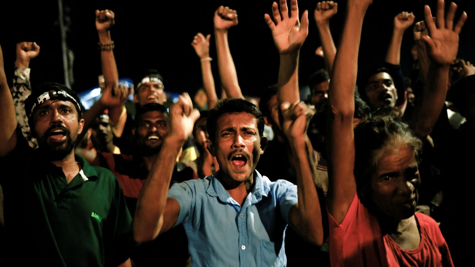 La gent celebra al carrer la renúncia del president de Sri Lanka