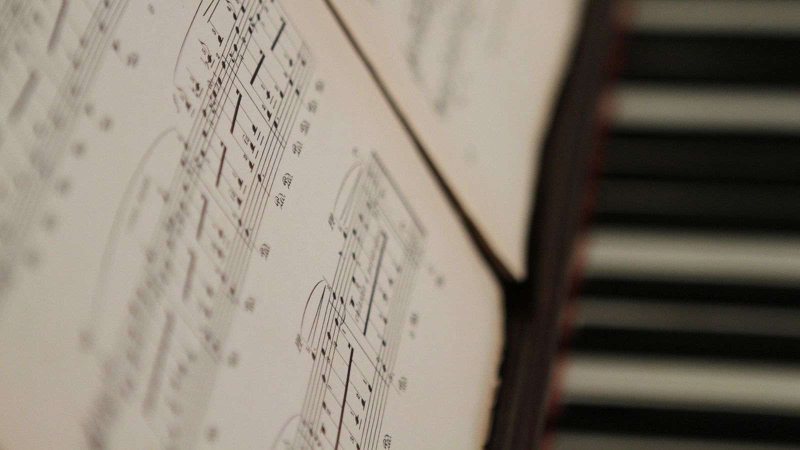 A la partitura, inèdita fins ara, el creador li va donar un aire flamec amb fragments solistes de saxòfon i trompeta.