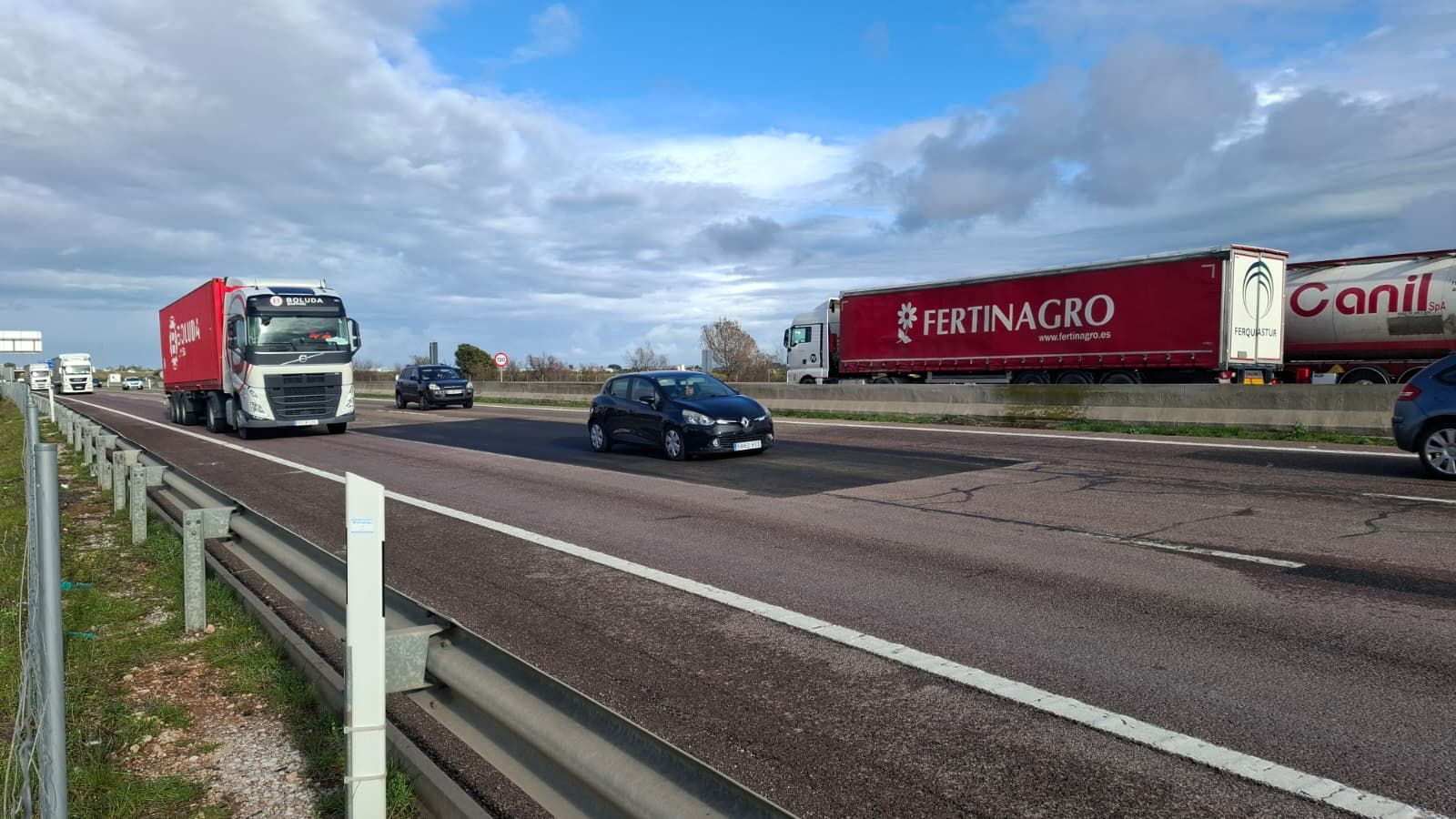 Reparat el forat en la carretera que manté dos carrils de l'A-7 tallats, a l'altura de Rafelbunyol