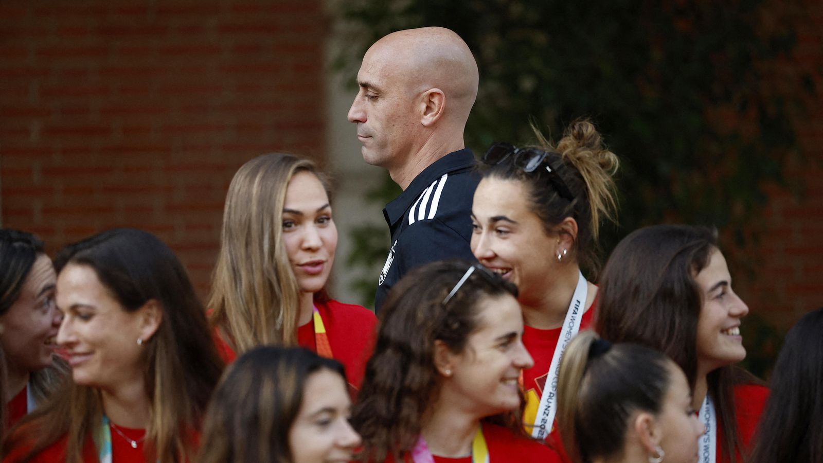 Luis Rubiales, al fons, en la rebuda del president del govern en funcions, Pedro Sánchez, a les campiones del món Luis Rubiales, al fons, en la rebuda del president del govern en funcions, Pedro Sánchez, a les campiones del món