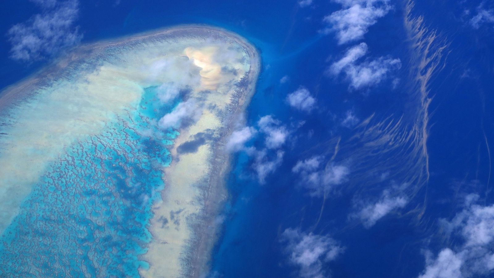 La Gran Barrera de coral, visible des de la costa de Queensland (Australia)