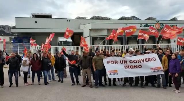 Un grup de collidors protesta a les portes d'un magatzem de taronges de Xeresa Un grup de collidor protesta a les portes d'un magatzem de taronges de Xeresa