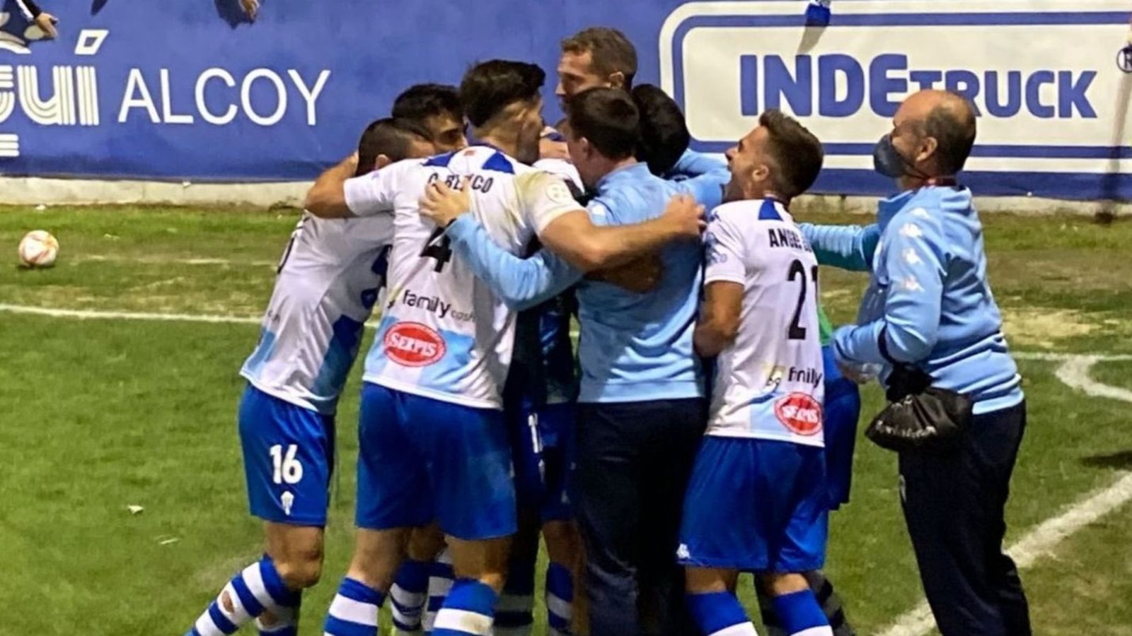 Els jugadors de l'Alcoià celebren un gol contra l'UCAM Múrcia