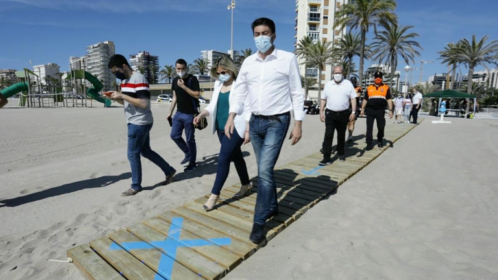 L'alcalde d'Alacant, Luis Barcala, i la vicealcaldessa i responsable del Patronat de Turisme, Mari Carmen Sánchez, han presentat el dispositiu de seguretat de les platges