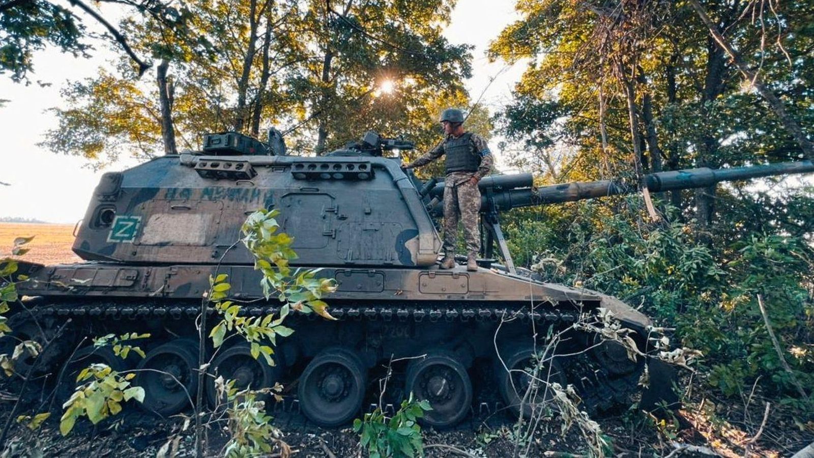 Un soldat ucraïnés damunt d'un obús autopropulsat rus capturat durant una operació de contraofensiva, a la regió de Khàrkiv, Ucraïna