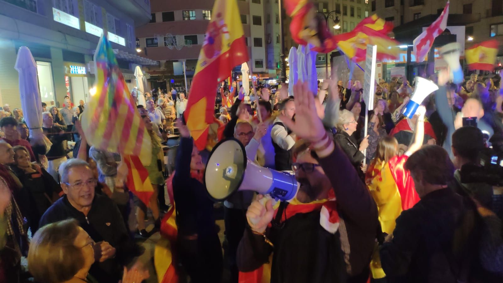 Manifestacions enfront la seu del PSPV a València