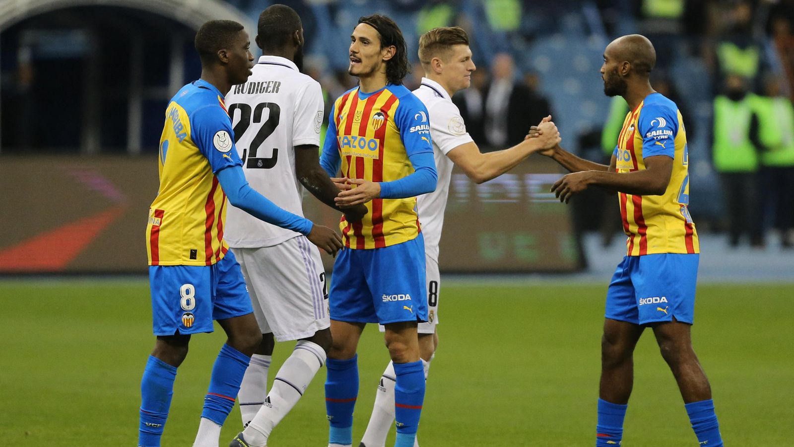 Els jugadors de Reial Madrid i València, després del partit