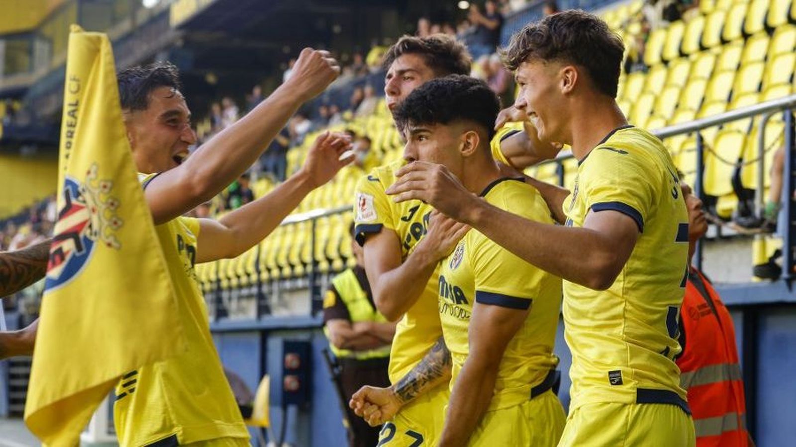 Els jugadors groguets celebren el gol