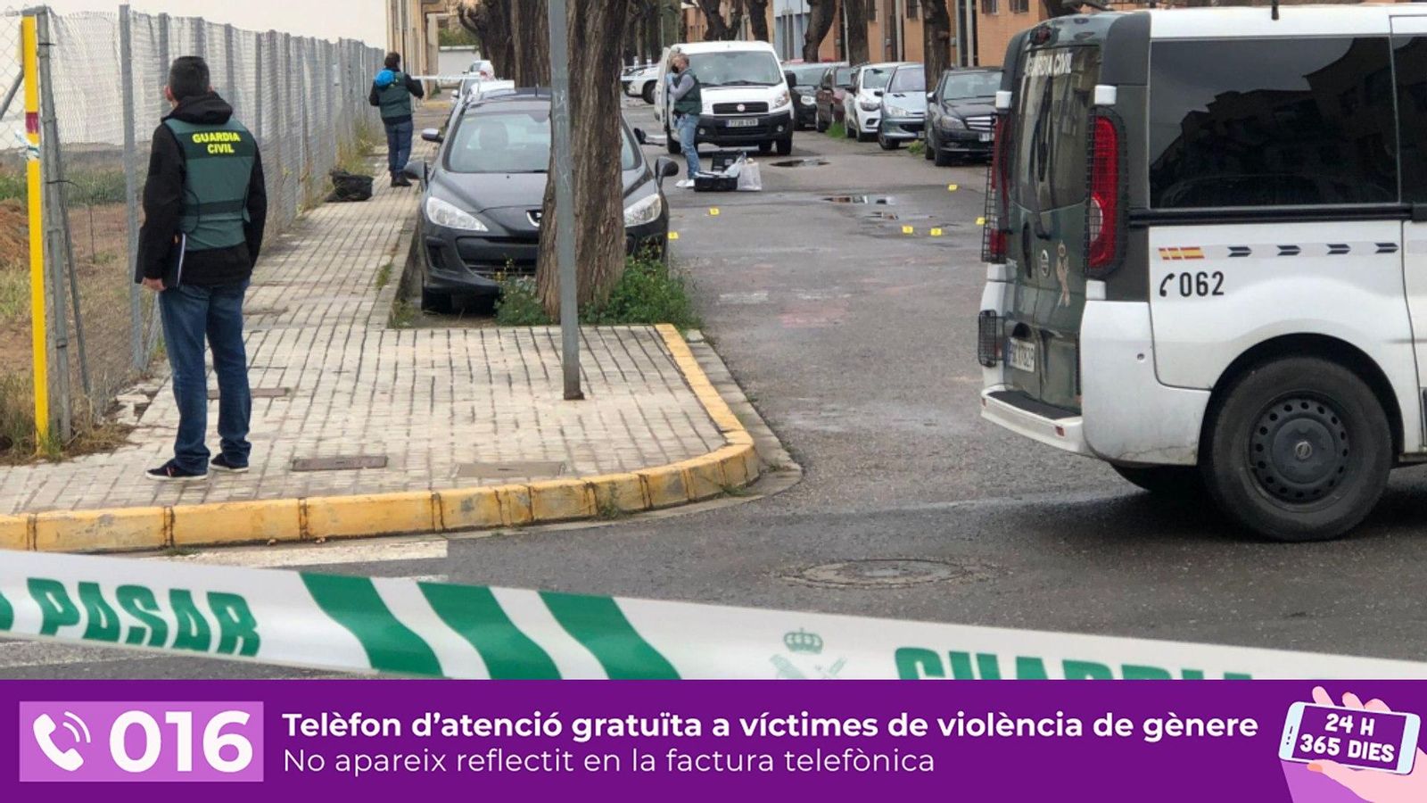 En imatge, el dispositiu de la Guàrdia Civil al carrer Tirant lo Blanc de Massamagrell, en què s'ha produït l'agressió