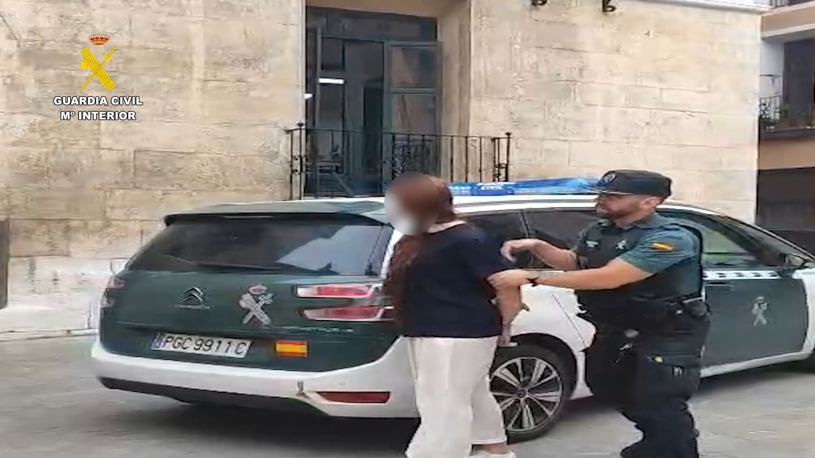 Dos detinguts després de furtar amb el ‘mètode de l'abraçada’ a Càrcer