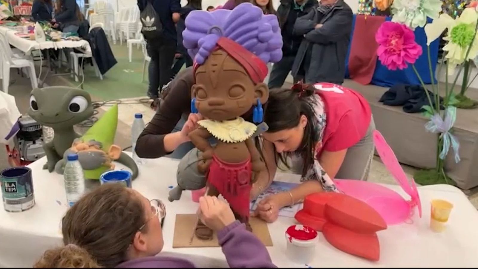 Alguns fallers de la comissió l'Església de Paiporta finalitzen els ninots que va deixar inacabats l'artista Pepe Gómez