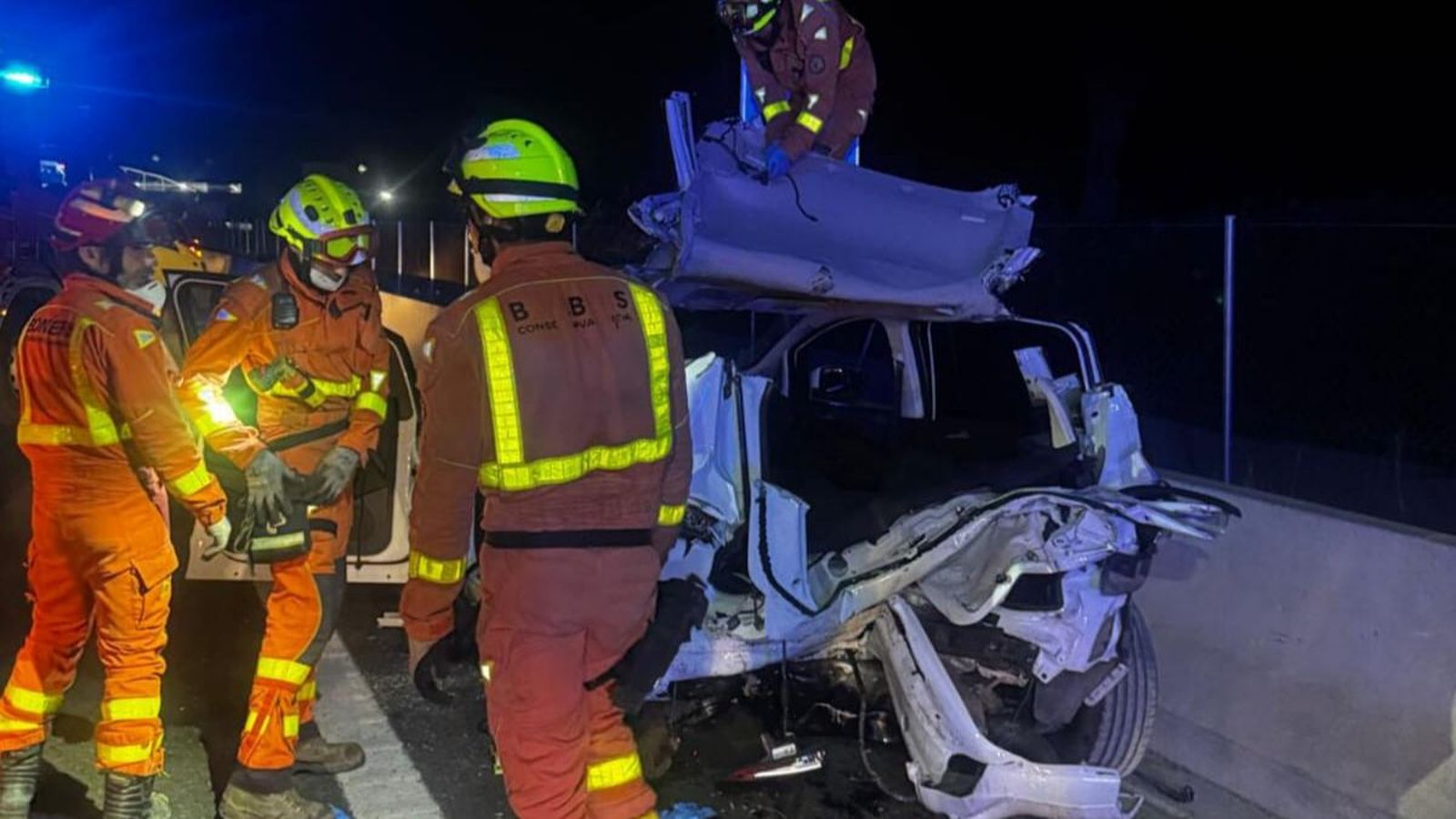 Bombers del Consorci de València excarceren dos persones en un accident a la V-21