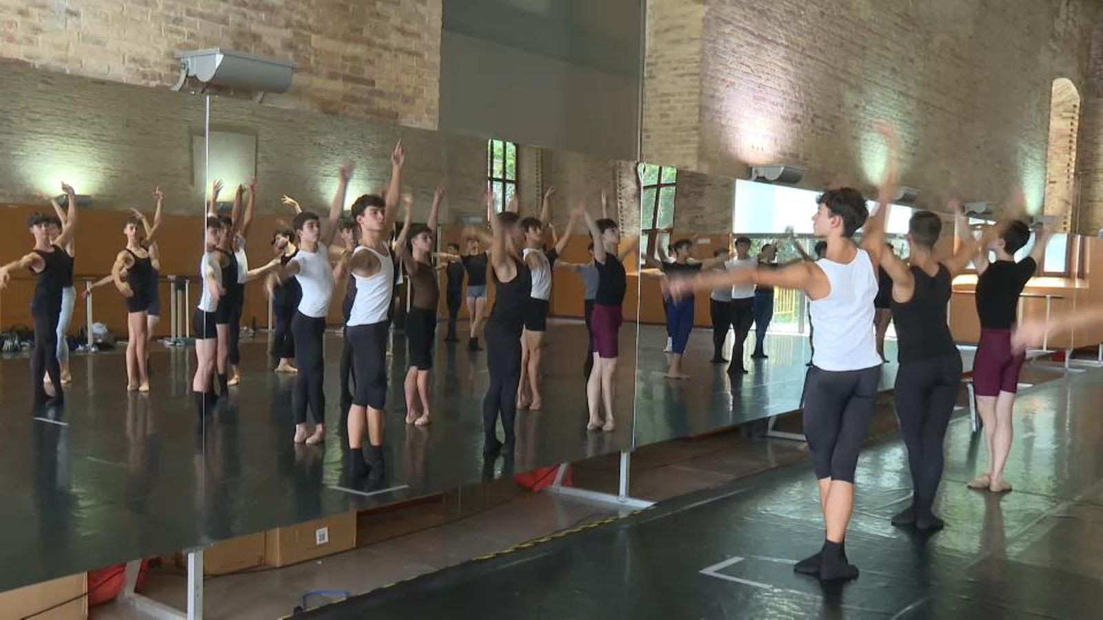 La presència masculina en les aules de dansa és una quimera en molts centres menuts