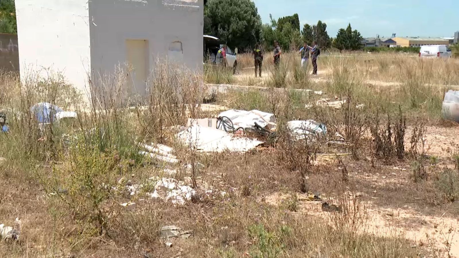 Agents de la Guàrdia Civil, al fons, junt a la caseta pròxima a un polígon d'Aldaia on han passat els fets