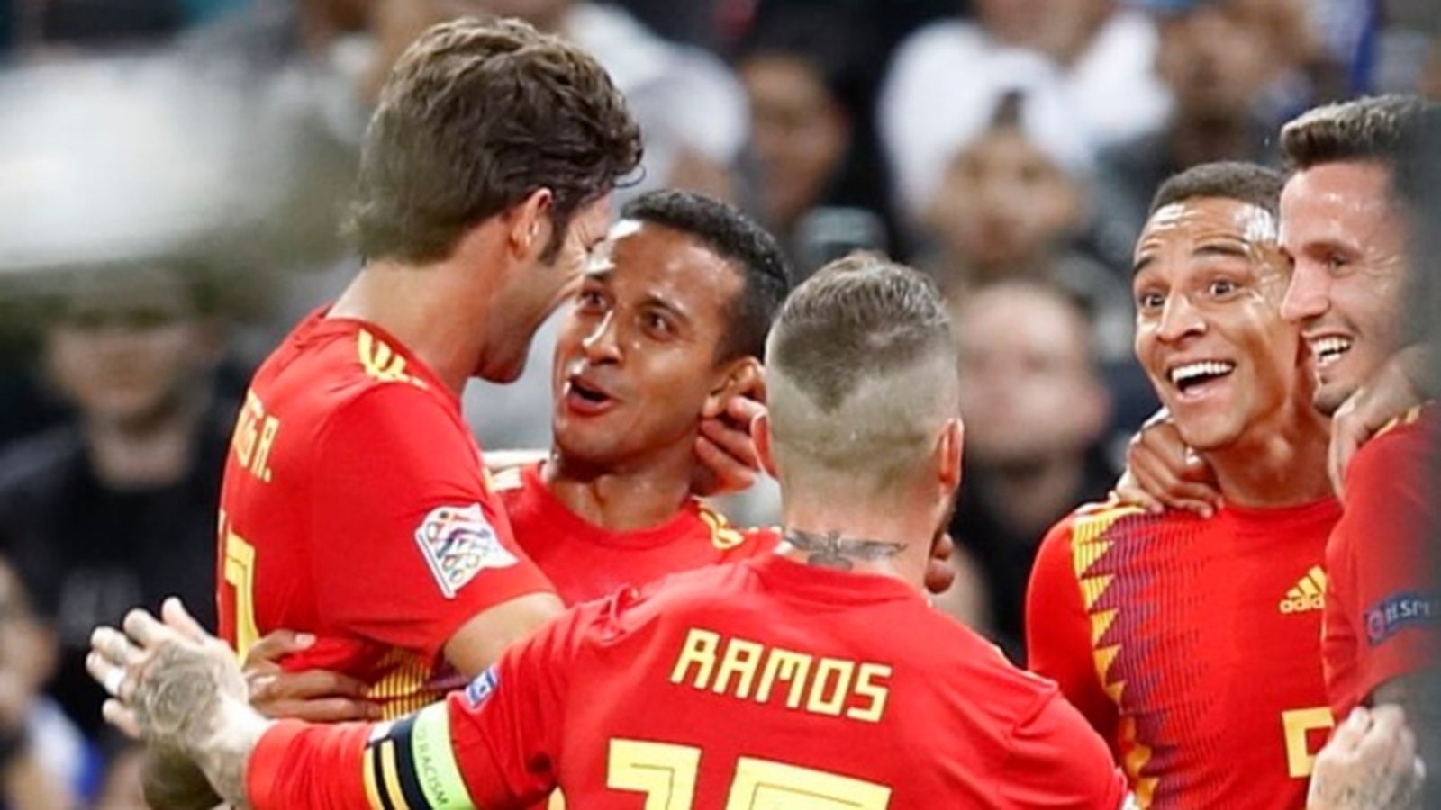 Els jugadors celebren el gol de Rodrigo.