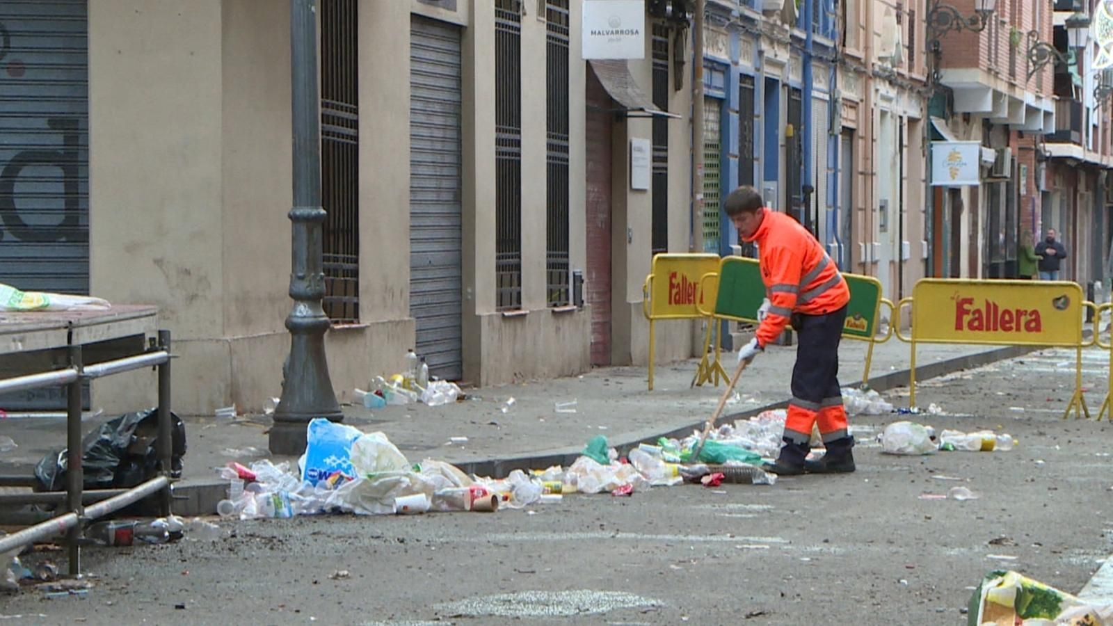 Els operaris de la neteja agranen els carrers durant les Falles