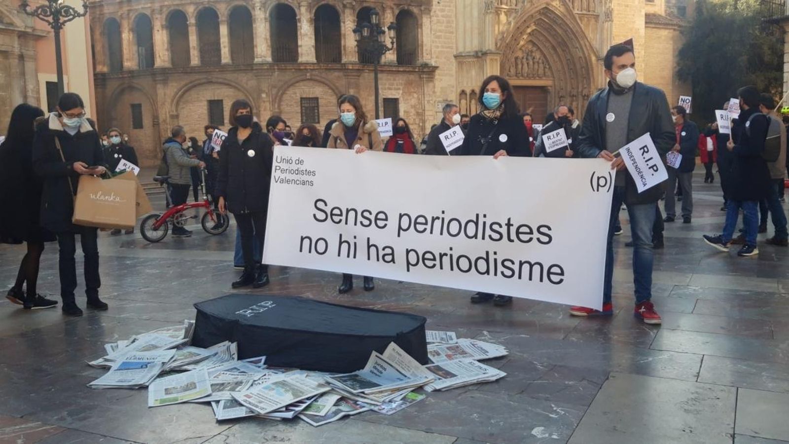 Protesta de la premsa a la plaça de la Verge de València