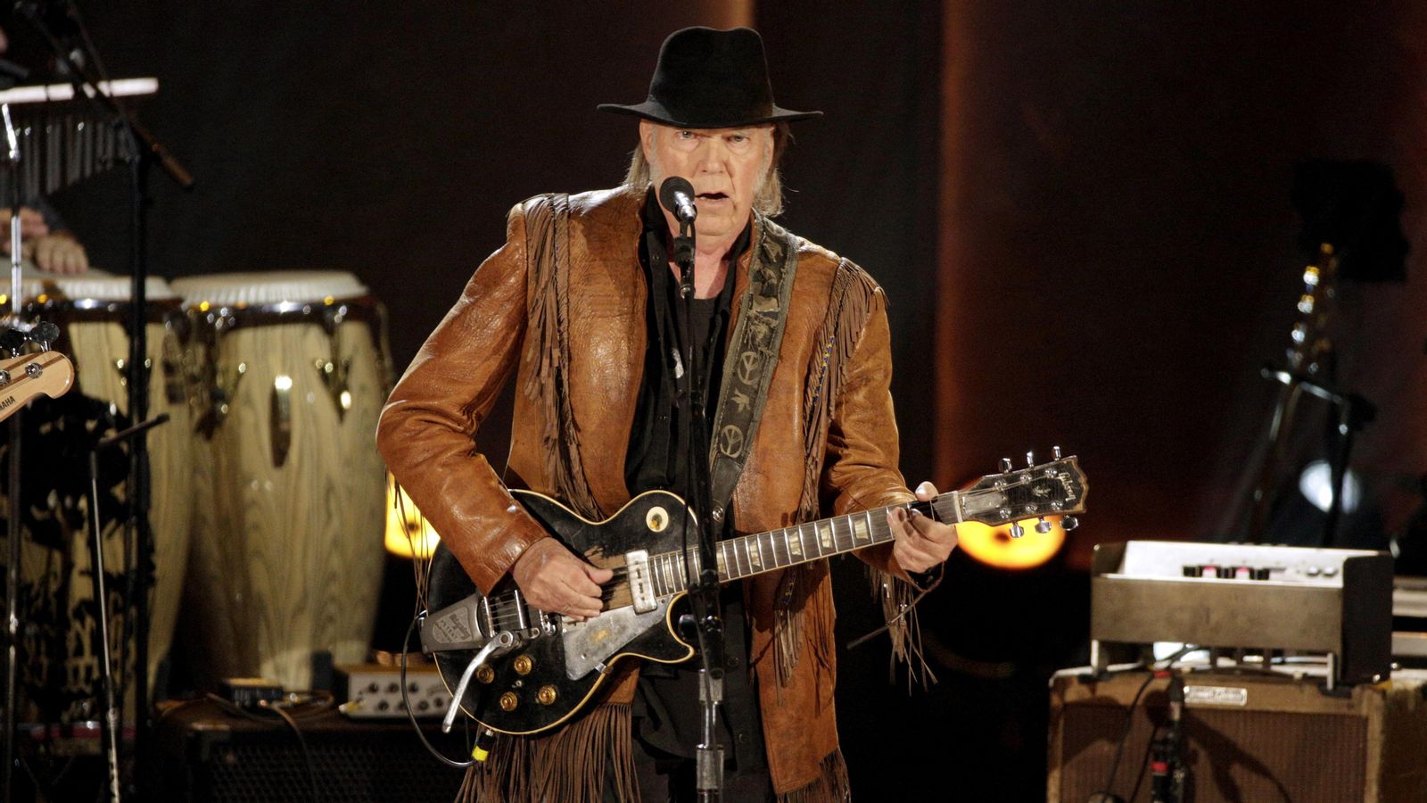 El veterà músic Neil Young, en una imatge d'arxiu durant una actuació El veterà músic Neil Young, en una imatge d'arxiu