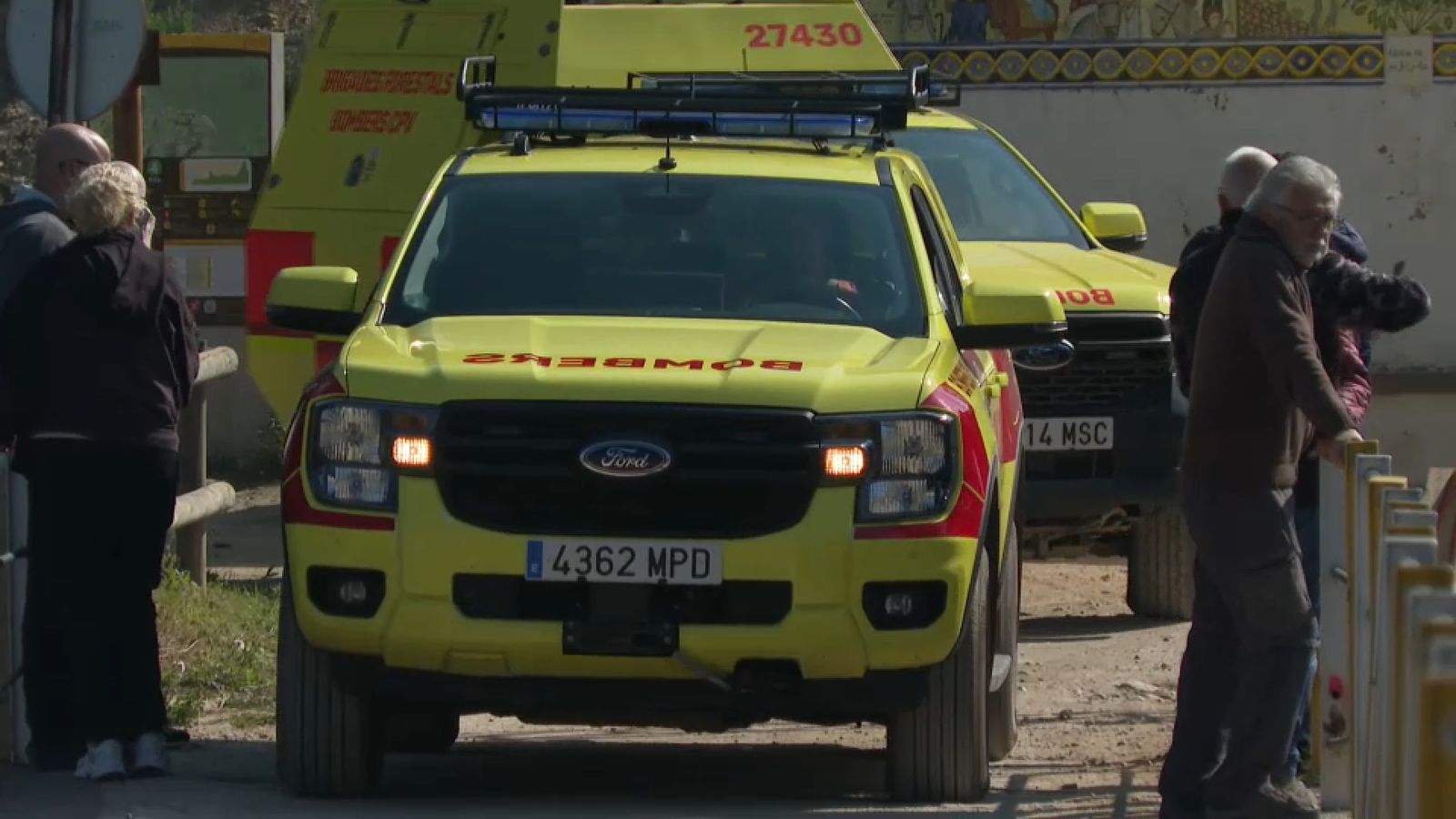 Cotxes del Consorci Provincial de Bombers que participen en la cerca de l'home desaparegut