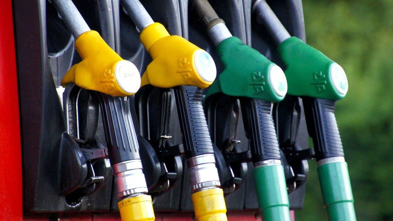 Detall d'un assortidor en una gasolinera Detall d'un assortidor en una gasolinera