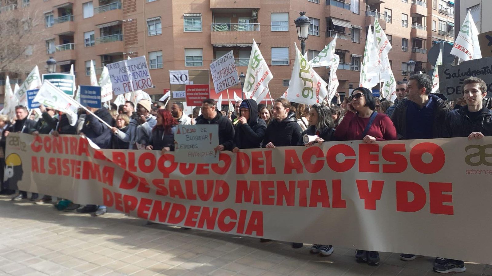 Vora 500 persones s'han unit a la protesta per a reclamar major dotació econòmica per a les vivendes supervisades d'usuaris de salut mental Vora 500 persones s'han unit a la protesta per a reclamar major dotació econòmica per a les vivendes supervisades d'usuaris de salut mental