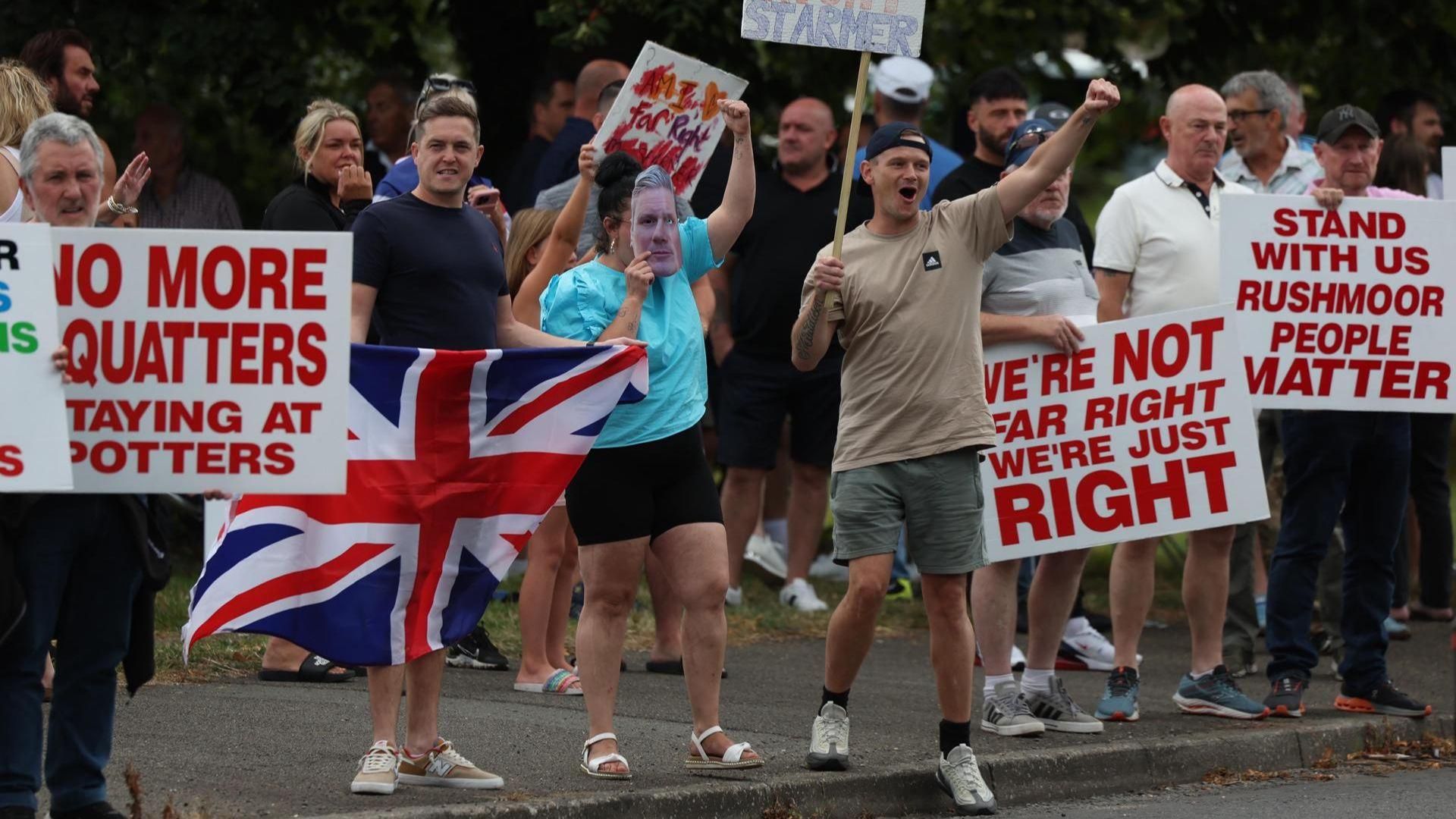 Un grup de manifestants protesta davant d'un hotel que acull migrants a Aldershot Un grup de manifestants protesta davant un hotel que acull migrants a Aldershot