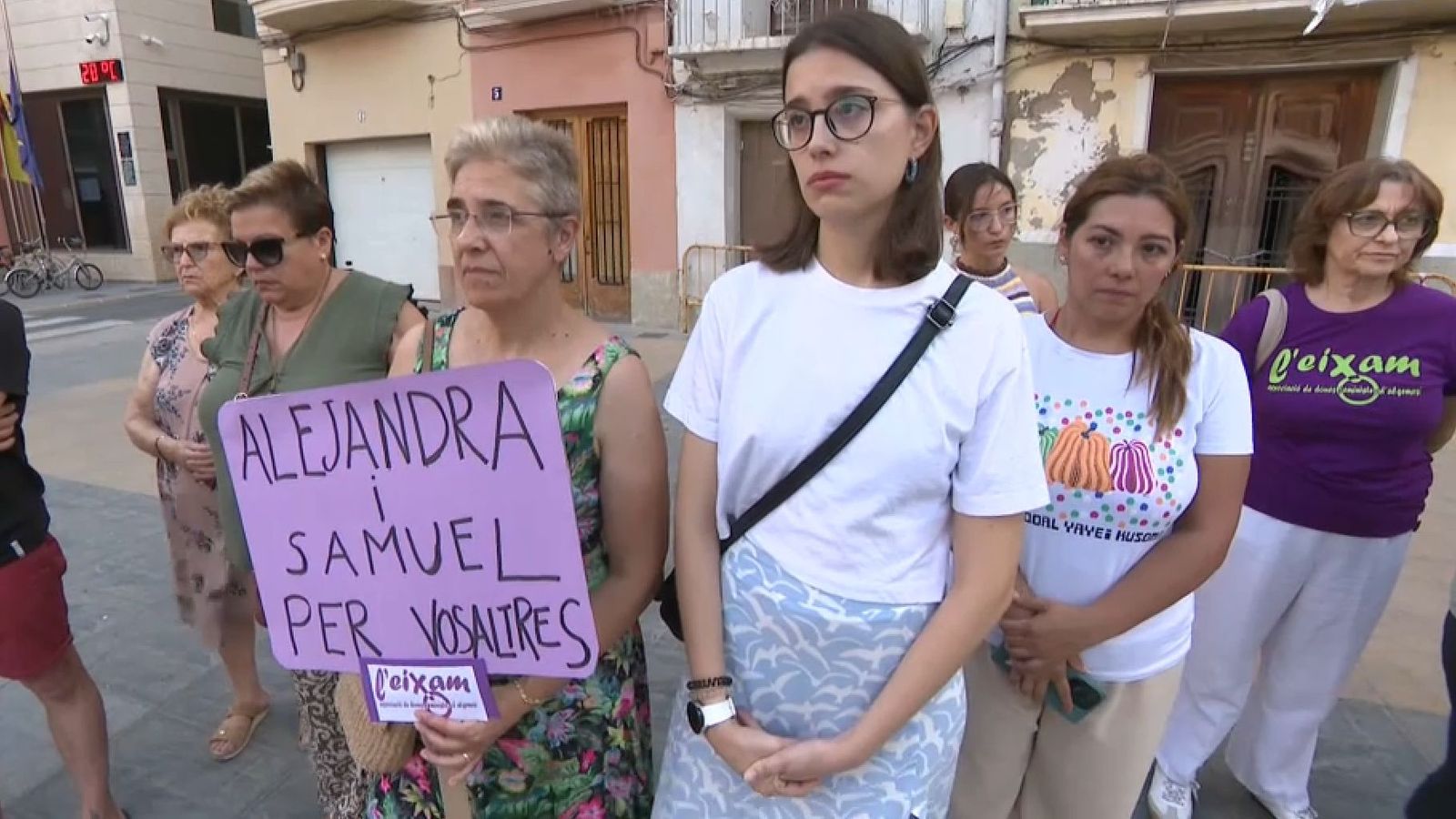 Concentració de rebuig a la violència masclista que va acollir Algemesí, on una dona i el seu fill han mort esta setmana a mans del seu marit