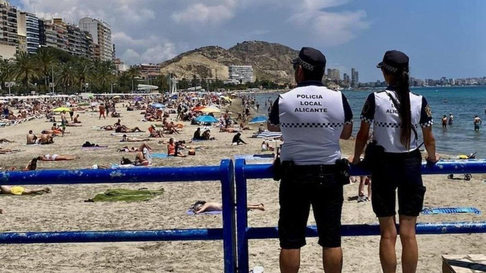 Una patrulla de la Policia Local d'Alacant en la platja del Postiguet