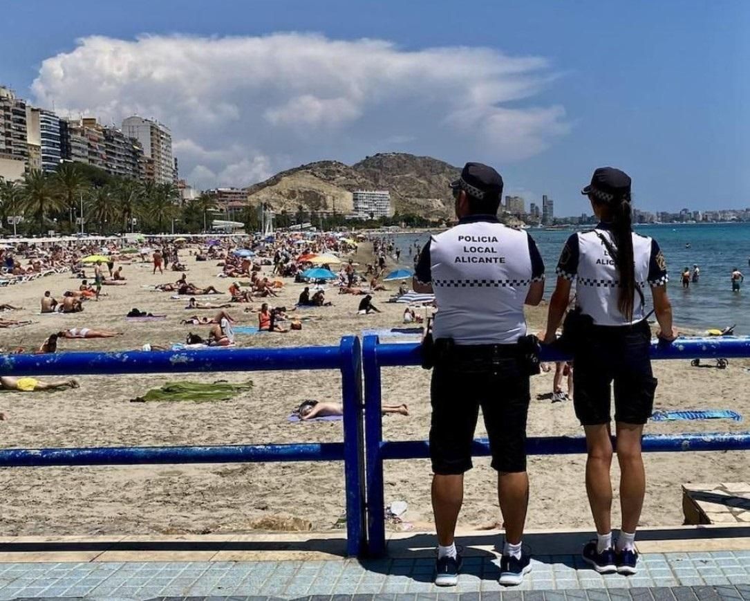 Una patrulla de la Policia Local d'Alacant en la platja del Postiguet Una patrulla de la Policia Local d'Alacant en la platja del Postiguet