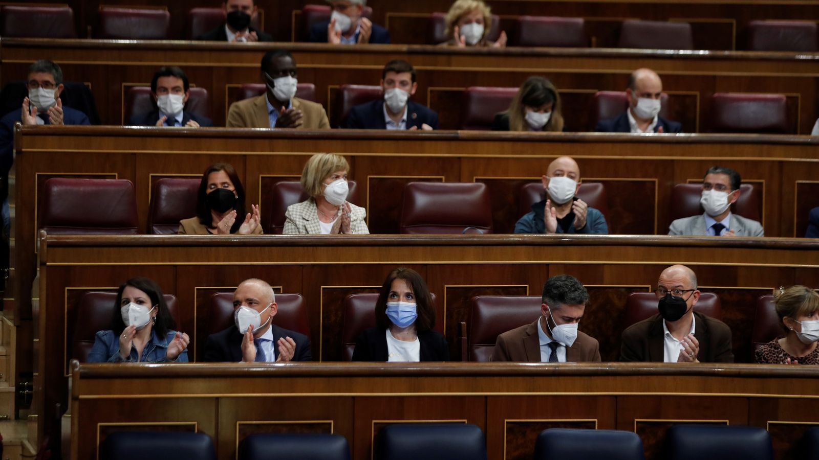 Diputats socialistes aplaudeixen durant el ple del Congrés dels Diputats celebrat aquest dijous a Madrid