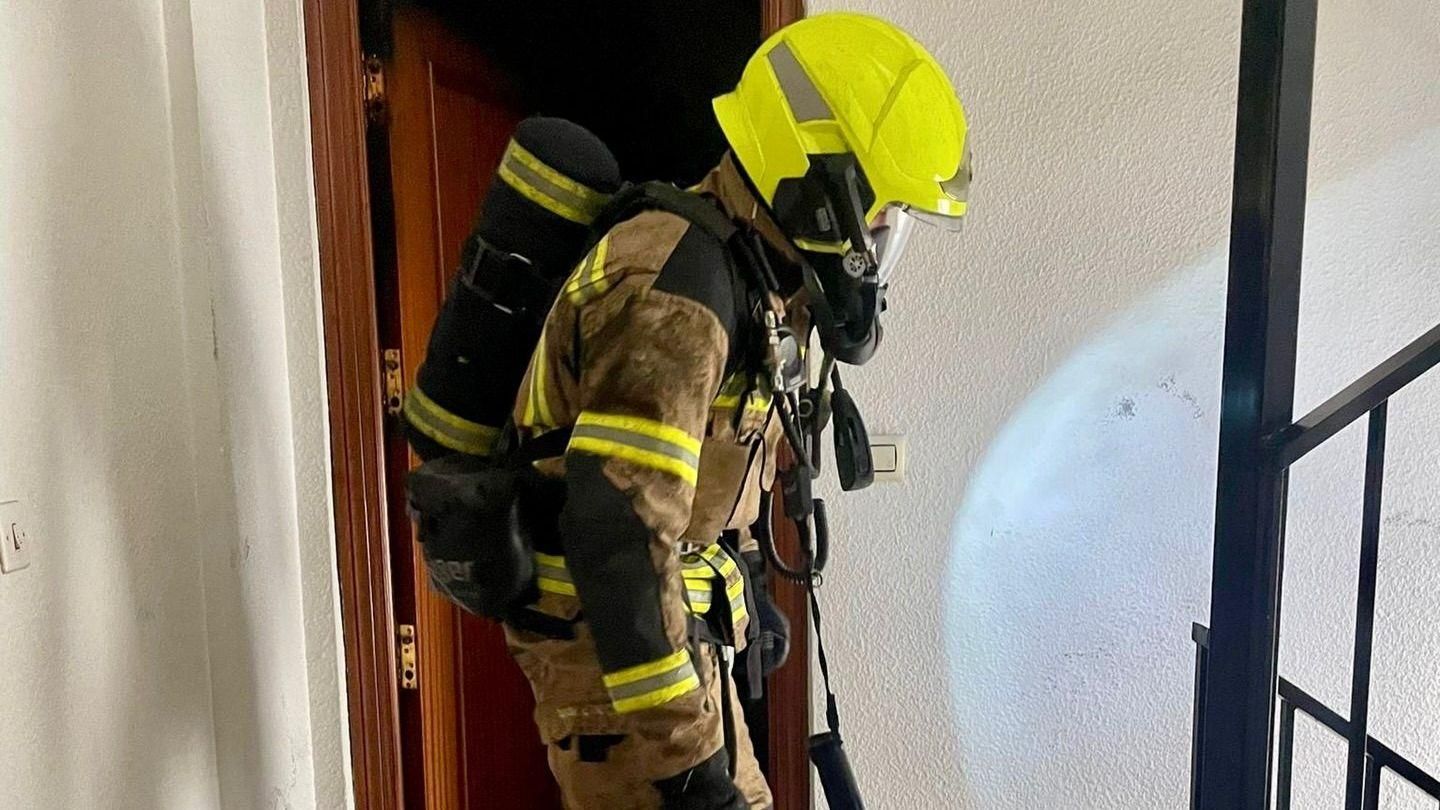 Un bomber de l'Ajuntament de València en una intervenció anterior, en una imatge d'arxiu Un bomber de l'Ajuntament de València en una intervenció anterior, en una imatge d'arxiu