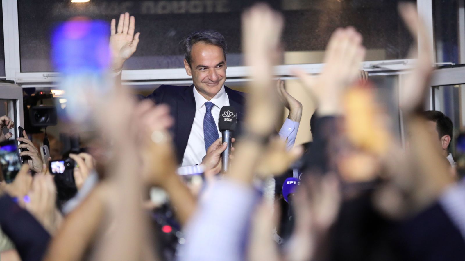 Kyriakos Mitsotakis rep el suport dels simpatitzants de Nova Democràcia en conèixer-se els resultats electorals