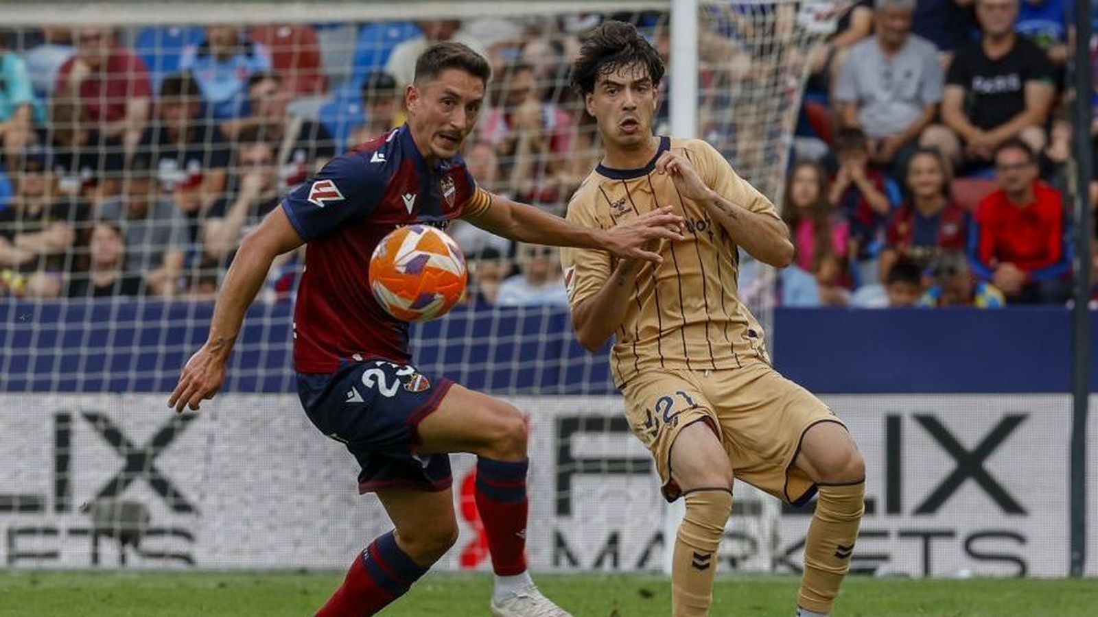 Pablo Martínez en una acció del partit