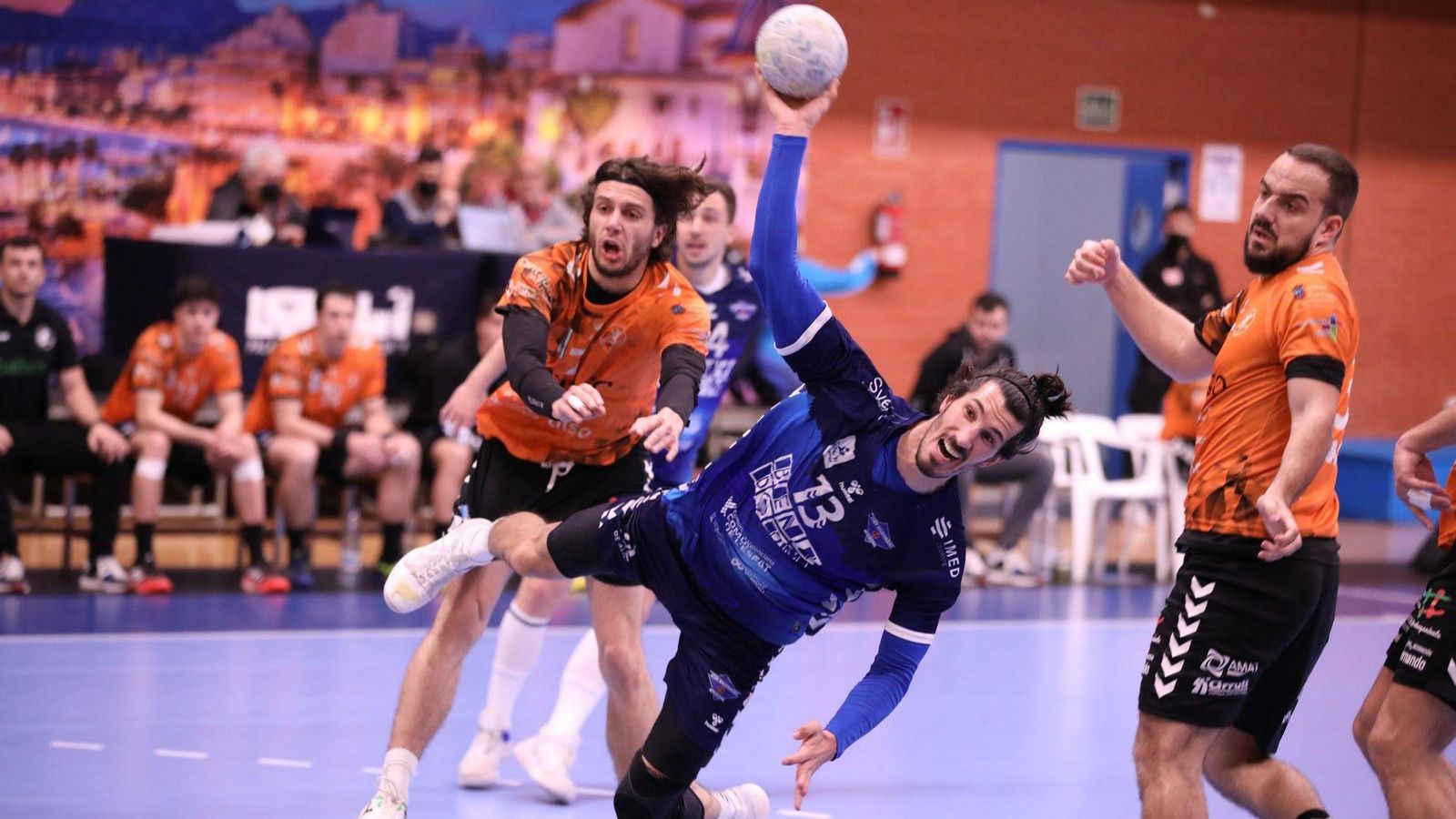 Álvaro Ruiz fa un llançament a porteria