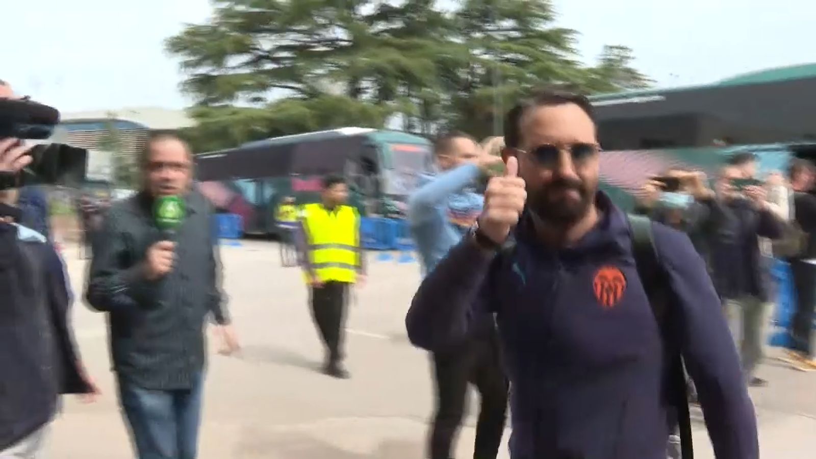 L'afició valencianista acomiada l'equip de Bordalás rumb a Sevilla