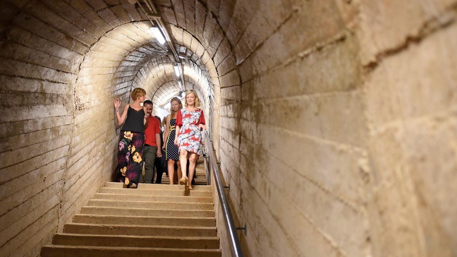 La consellera de Justícia, Gabriela Bravo, i l'alcaldessa de Castelló, Amparo Marco, en la visita al refugi antiaeri