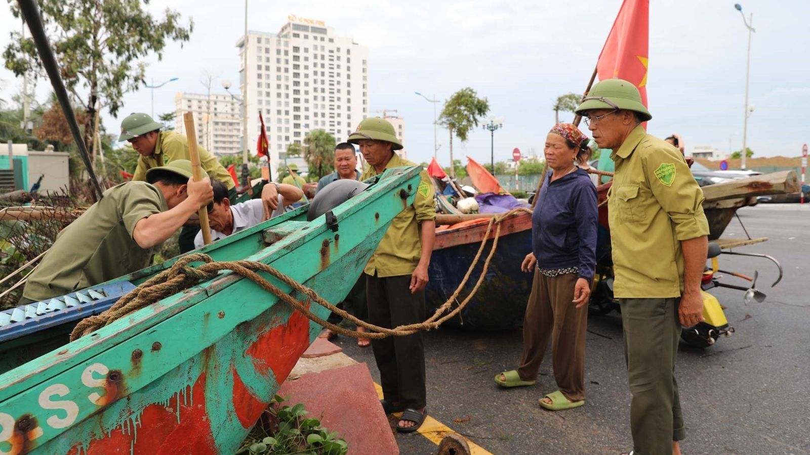 Vietnamites protegeixen embarcacions davant la proximitat del tifó Kajiki en Thanh Hoa, Vietnam,