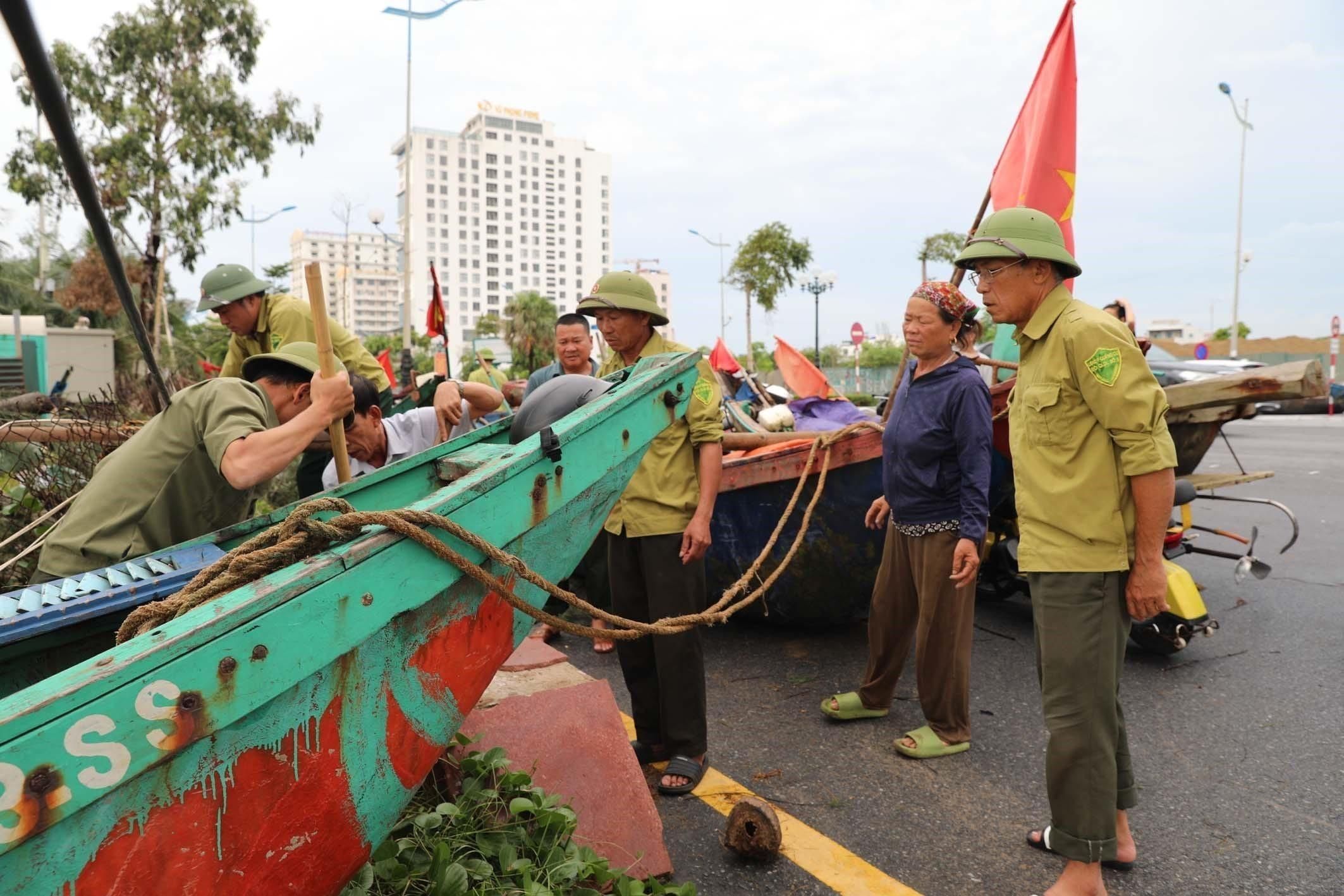 La població protegix les embarcacions per la proximitat del tifó Kajiki a Thanh Hoa (Vietnam) Vietnamites protegeixen embarcacions davant la proximitat del tifó Kajiki en Thanh Hoa, Vietnam,