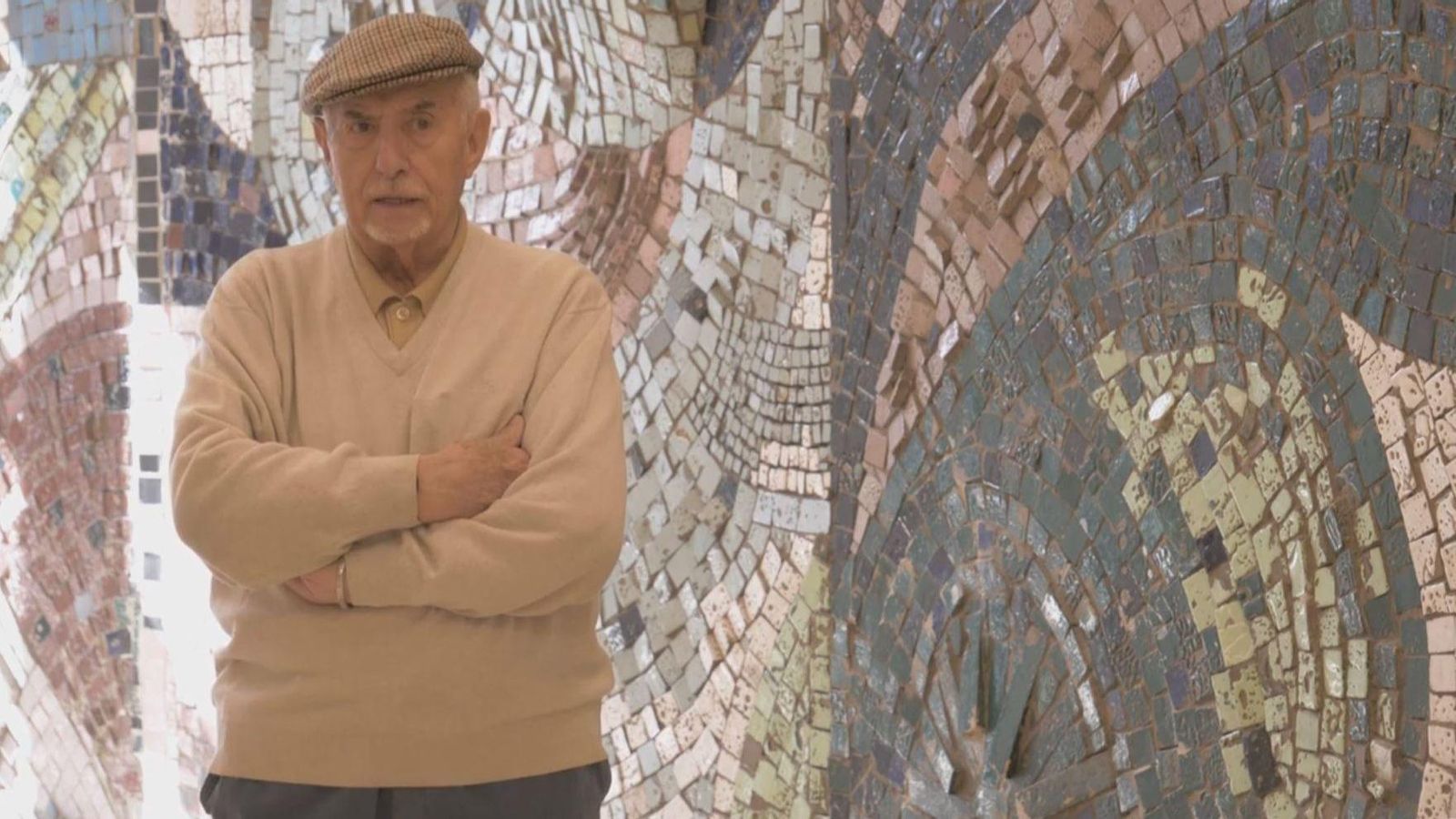 Nassio Bayarri junt al mural ceràmic 'Éssers en l'espai' a la plaça de l'Ajuntament de València