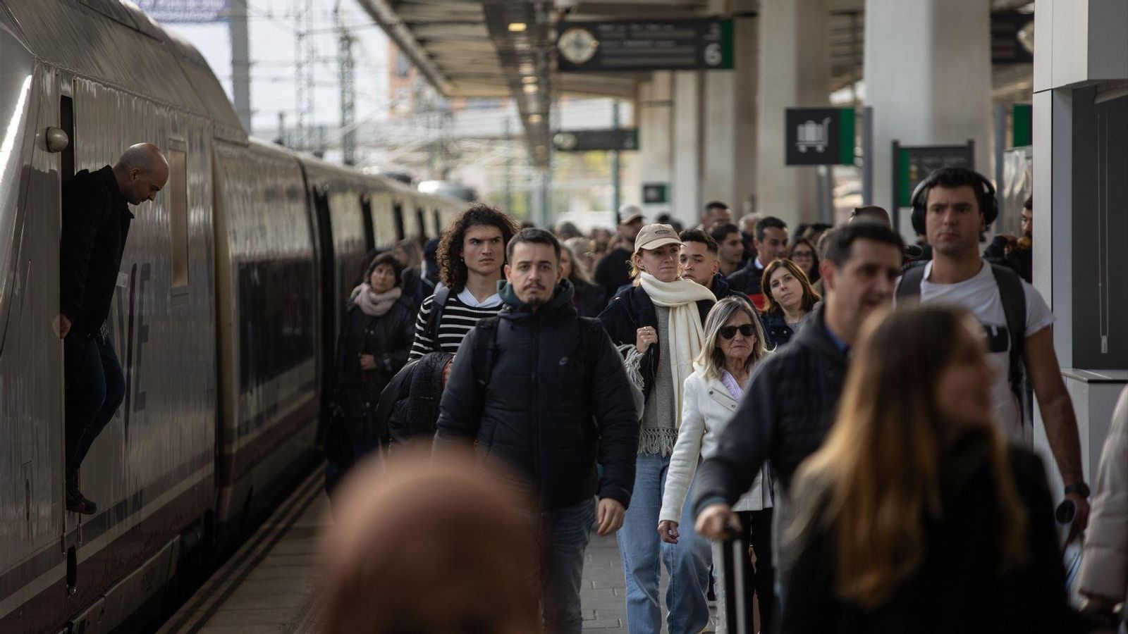 Passatgers baixen d'un AVE acabat d'arribar a l'estació de Joaquim Sorolla de València